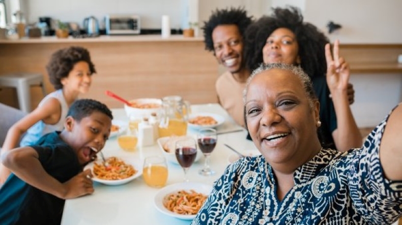 Família negra feliz tomando café da manhã Família negra feliz tomando café da manhã