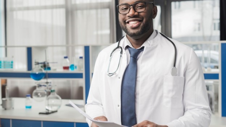 Médico negro sorrindo Médico negro sorrindo